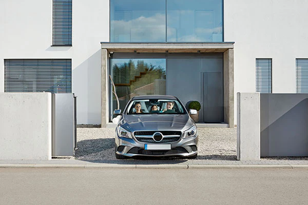 3d-design-of-the-family-in-the-car-going-out-in-residential-gate-in-lincoln-ne