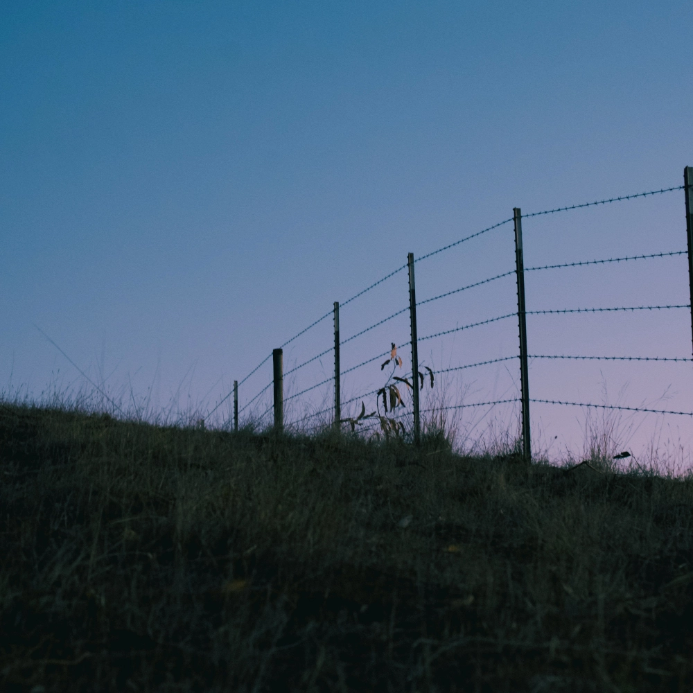 agricultural-wire-fence-installation-on-the-grass-in-lincoln-ne