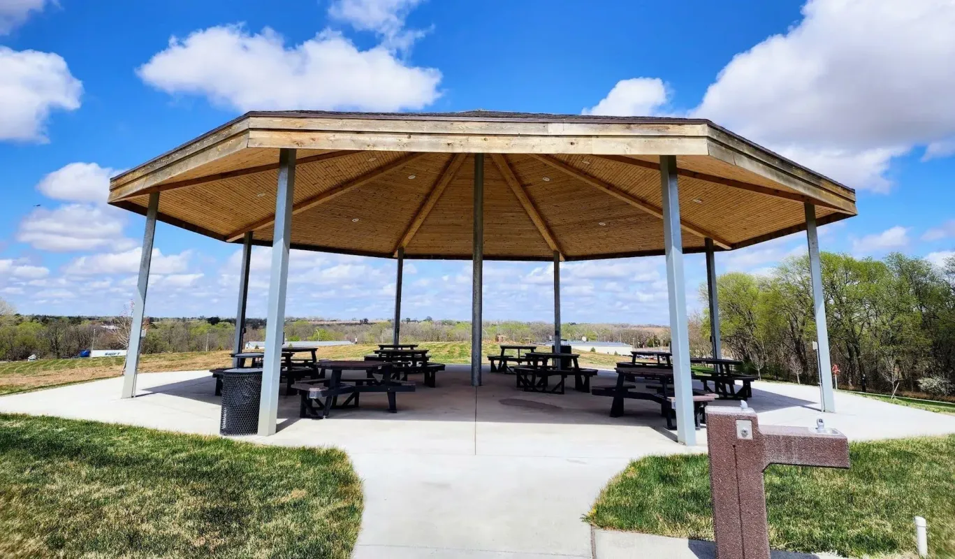 big-freestanding-pergola-with-table-and-chairs-in-lincoln-ne
