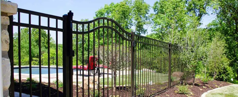 big-metal-vinyl-fence-on-the-pool-in-lincoln-ne