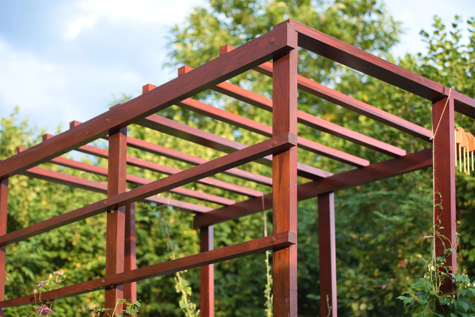 close-up-view-of-the-backyard-wooden-pergola-in-lincoln-ne
