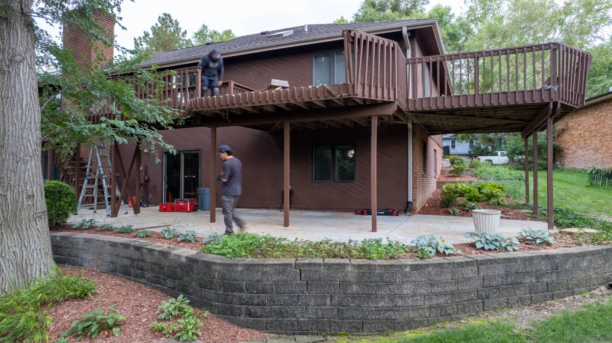 elevated-custom-deck-installation-with-railing-in-lincoln-ne