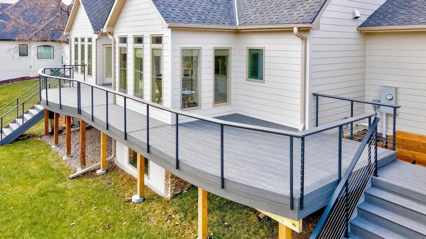 elevated-residential-decking-with-wire-railing-in-lincoln-ne