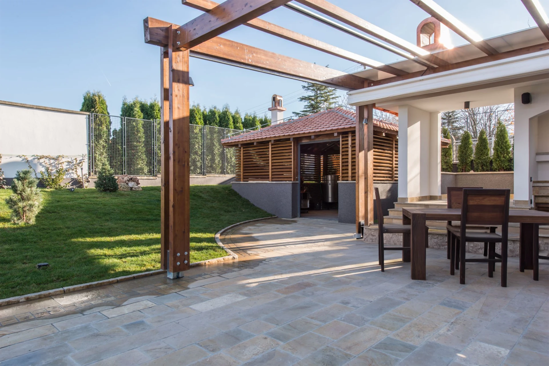 long-table-and-chairs-on-veranda-in-luxury-outdoor-living-exterior-in-lincoln-ne