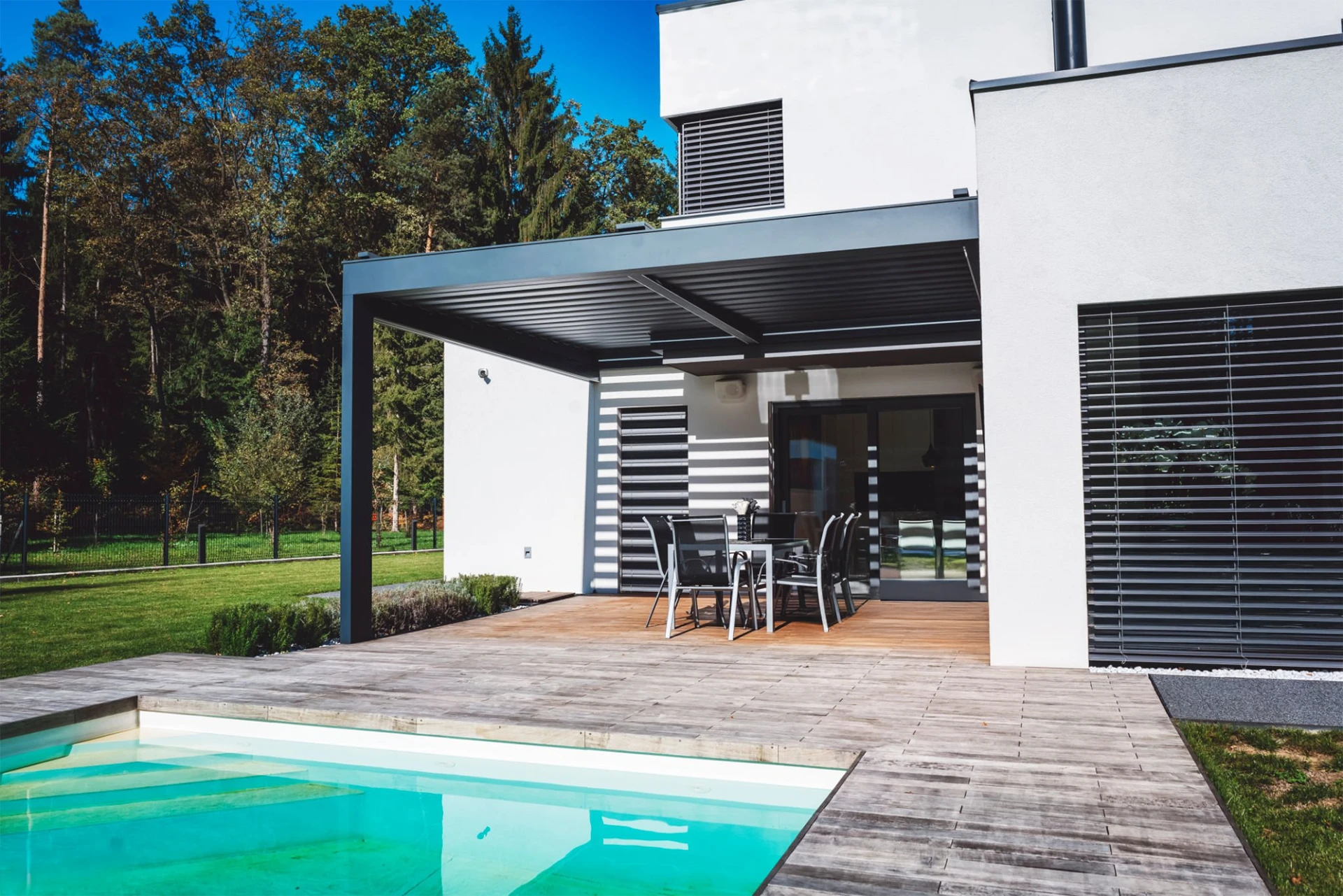 modern-house-with-patio-and-swimming-pool-with-sunroof-pergola-in-lincoln-ne