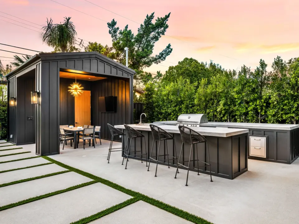 modern-outdoor-kitchen-and-dining-area-at-sunset-in-lincoln-ne