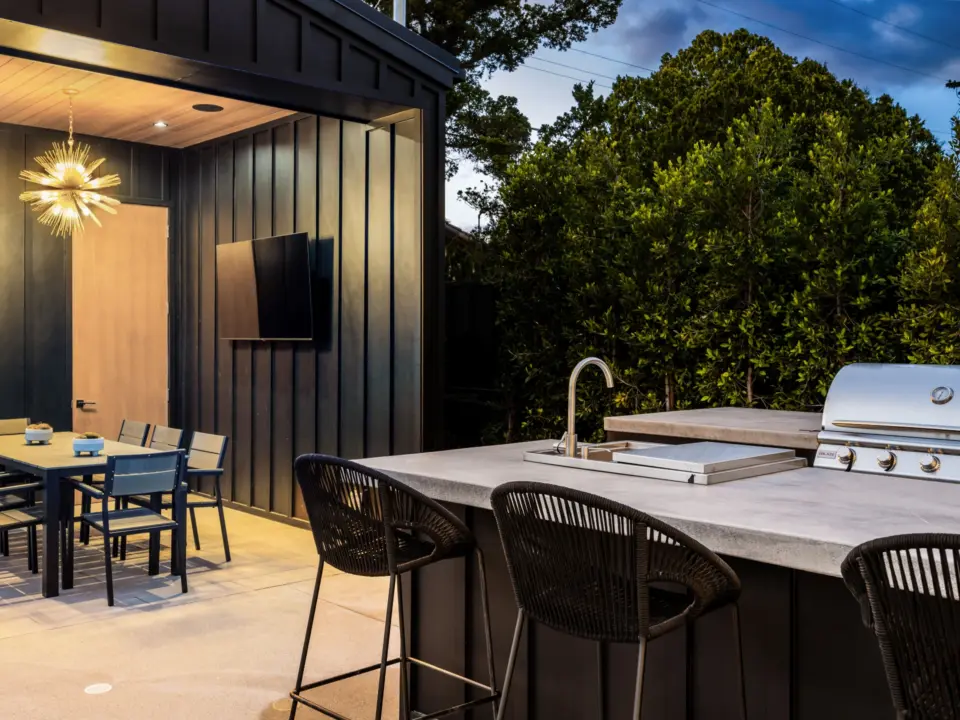 modern-outdoor-kitchen-and-dining-area-with-trees-on-the-background-in-lincoln-ne