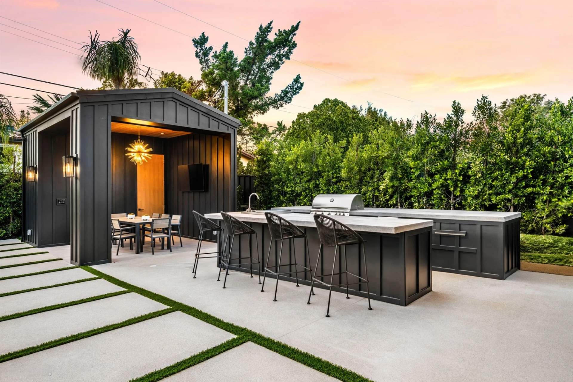 modern-outdoor-living-kitchen-and-dining-area-at-sunset-with-trees-on-the-background-in-lincoln-ne