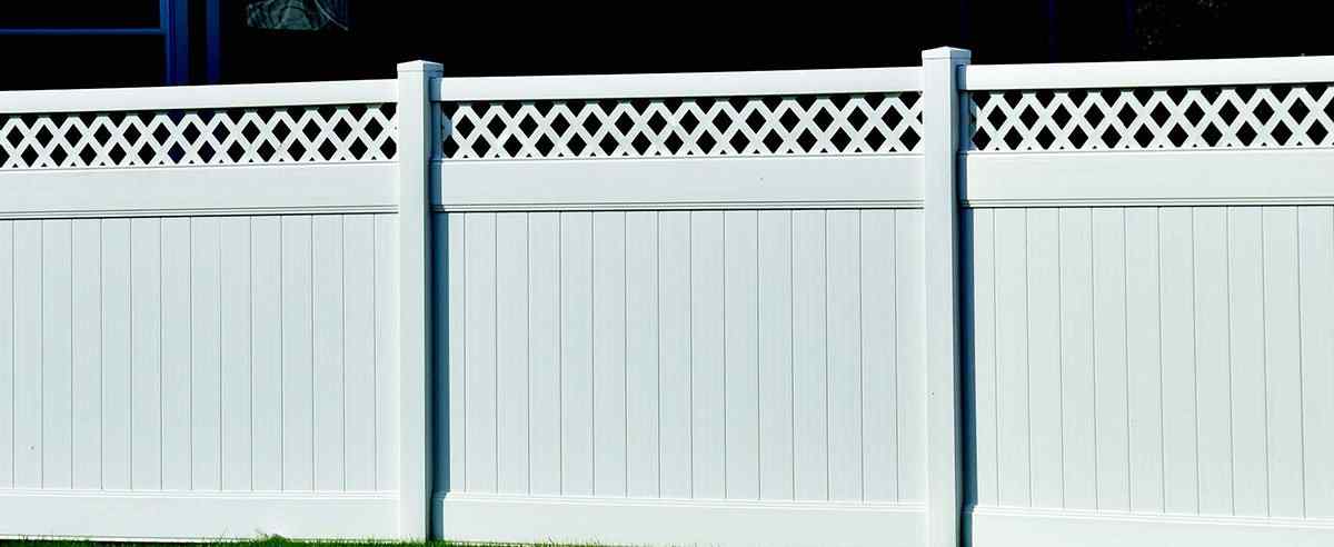 privacy-wall-fence-with-design-on-the-top-in-lincoln-ne