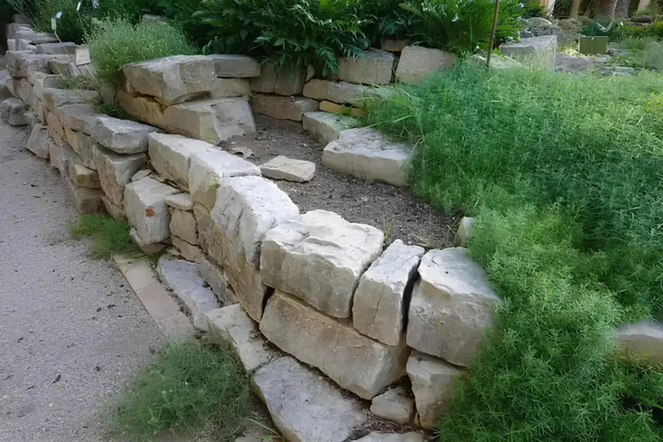 stone-wall-with-small-garden-in-lincoln-ne