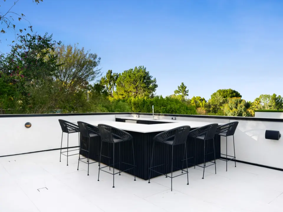 table-placed-alongside-a-building-facade-with-overlooking-nature-view-in-lincoln-ne
