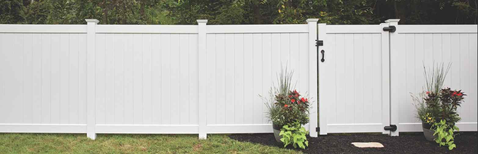 white-vinyl-privacy-wall-fence-in-lincoln-ne