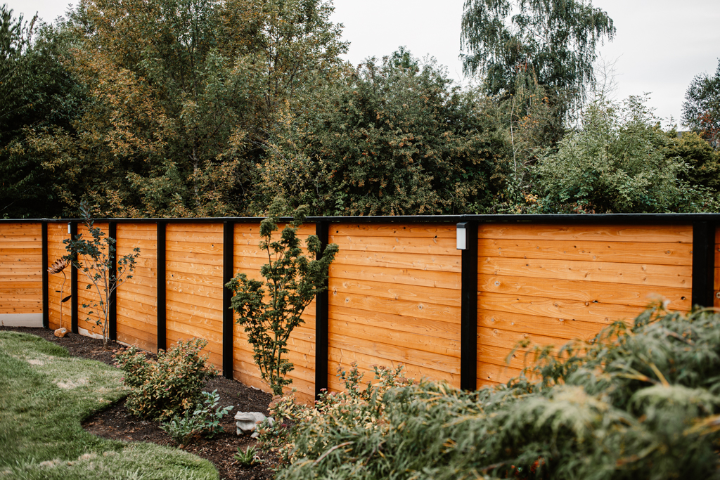 wooden-security-fence-with-black-metal-railing-in-lincoln-ne